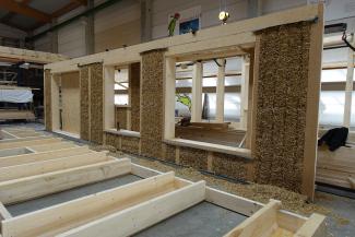 Ausfachung mit Stroh als Wärmedämmung