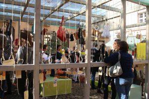 Installation "Taschen erzählen" Augustiner Klosterplatz