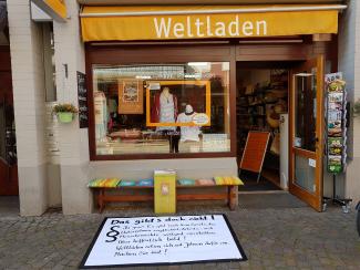 Aktion zum Lieferkettengesetz vor dem Weltladen Gerberau Weltladen Gerberau