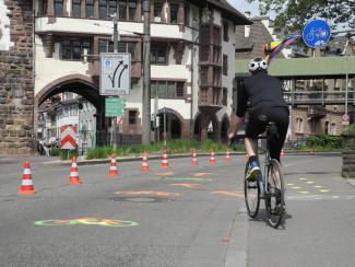 Radler fährt am Schwabentorring