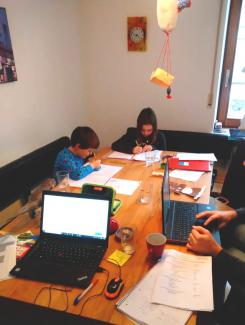 Kinder beim Homeschooling