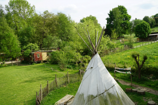Der Kinderabenteuerhof gibt Inspiration: So ähnlich könnte das zukünftige Naturcamp aussehen. Zelt auf einer Wiese