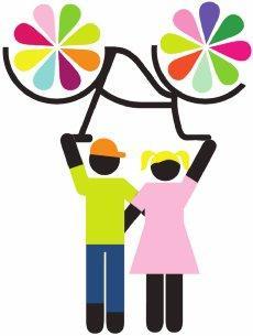 Zwei personen halten ein Fahrrad hoch