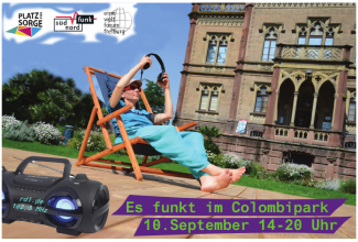 Ein Mensch liegt im Liegestuhl vor dem Colombipark