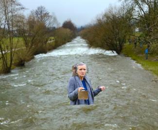 Erzählerin im Fluss