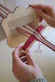 bandweben mit dem Webekamm