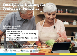 Ein älteres Ehepaar schut sich Kochrezepte auf dem Smartphone an.