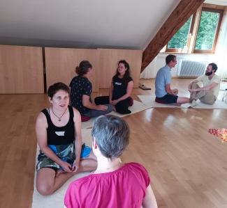 Menschen begegnen sich