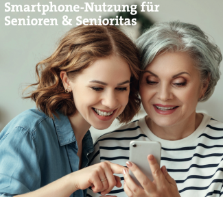 eine Schülerin erklärt einer Seniorne die Nutzung des Smartphones