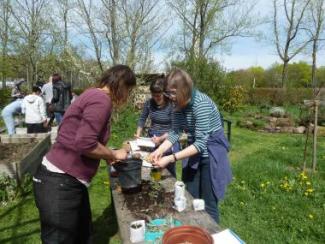 Gartenpraxis mit Kindernn