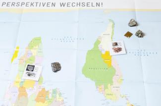 Weltkarte mit Rohstoffen und deren Herkunft.