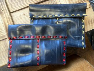 Taschen aus Fahrradschlauch mit roten Bändern, bzw. gelben Schnüren gefädelt
