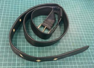 Gürtel aus Fahrradschlauch, schwarz mit Ösen und Schnalle, goldfarben