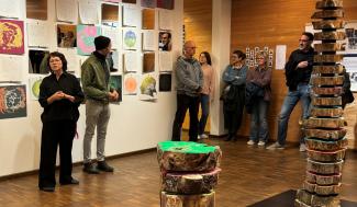 Besucher in der Ausstellung Gesichter des Klimawandels