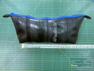 Kulturbeutel, genäht aus Fahrradschlauch