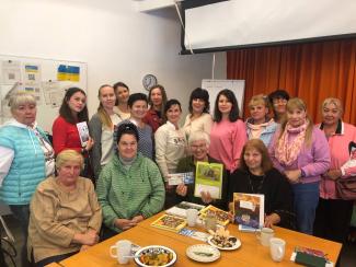 Gruppenfoto im Café Ukraine mit Irene Schuhmacher im Zentrum