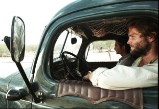 Ein Deutscher fährt 1942 durch Brasilien. Er ist auf der Flucht vor seiner deutschen Heimat, die in den Krieg verwickelt ist.