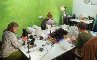 Frauen nähen in einem Upcycling Workshop