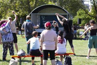Menschen in Aktion beim Sportfest