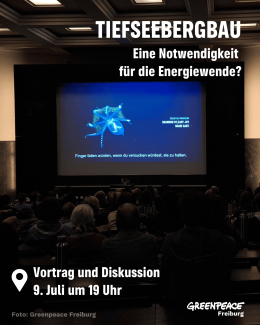 Auf dem Bild ist ein abgedunkelter Vorlesungssaal der Uni Freiburg zu sehen. Die Bänke sind gefüllt mit Menschen, die auf die Filmvorstellung über die Tiefsee bei einer vergangenen Veranstaltung schauen. Überschrift: Tiefseebergbau - Eine Notwendigkeit für die Energiewende? Und unten steht: Vortrag und Diskussion 9. Juli um 19 Uhr. Greenpeace Freiburg