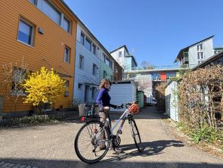 FÖJlerin vor Fahrrad in Solarsiedlung Freiburg