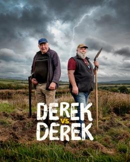 Das Poster des Films „Derek vs Derek“. Auf einer von Feldern und Hügeln geprägten Wiesenlandschaft stehen zwei ältere Männer mit Schirmmützen nebeneinander: Der linke Mann stützt sich auf eine Schrotflinte, der rechte Mann mit grauem Vollbart hält einen Spaten in der Hand. Über ihnen zieht ein dramatischer, stürmischer Wolkenhimmel mit sichtbaren Blitzen auf, während im unteren Bereich der Titel in großer, weißer Schrift in Stencil-Optik platziert ist.
