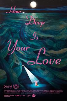 Das Poster des Films „How Deep Is Your Love“. Über eine gemalte, tiefblaue Meereslandschaft bei Nacht zieht sich der Titel in großer, handschriftlicher rosa Schrift. Am oberen Horizont leuchtet ein Vollmond über einem kleinen Schiff, während im unteren Tiefsee-Bereich ein Scheinwerferkegel auf eine kleine Kreatur gerichtet ist, worunter Festival-Logos, Namen der Mitwirkenden und Produktionsangaben stehen.