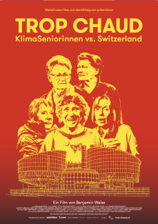 Das Poster des Dokumentarfilms „Trop Chaud – KlimaSeniorinnen vs. Switzerland“. Vor rotem Hintergrund sieht man die gelb gezeichneten Porträts von fünf älteren Frauen, die über der Grafik des Europäischen Gerichtshofs für Menschenrechte angeordnet sind. Über der Grafik steht der Titel in großer, gelber Schrift, darunter befinden sich die Namen der Mitwirkenden, Unterstützer-Logos und Produktionsangaben.