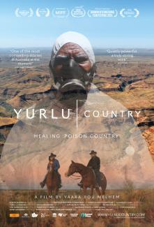 Das Poster des Films „Yurlu Country – Healing 'Poison Country'“. Vor einer weiten, rötlichen Schluchtenlandschaft zeigt eine halbtransparente Doppelbelichtung das Porträt einer Person mit Schutzhaube und Atemschutzmaske sowie im Vordergrund zwei Menschen, die auf Pferden durch trockenes Gras reiten. Im Zentrum steht der Titel in großer, weißer Schrift, während am oberen Rand Festival-Lorbeeren und Filmzitate platziert sind und der untere Rand die Namen der Mitwirkenden sowie Produktionslogos zeigt.