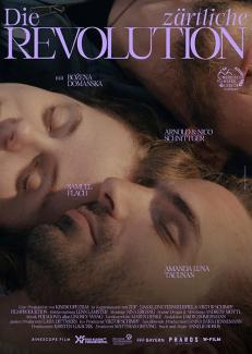 Das Poster des Films "Die zärtliche Revolution". Aus der Vogelperspektive sieht man die Kopfe dreier Menschen, die eng beieinander liegen. Über dem warmtonigen Foto steht der Titel in großer, hellvioletter Schrift. Darunter und darüber sind Namen der Mitwirkenden, Festival-Logos und Produktionsangaben angeordnet.