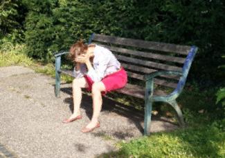 Alleine auf Parkbank